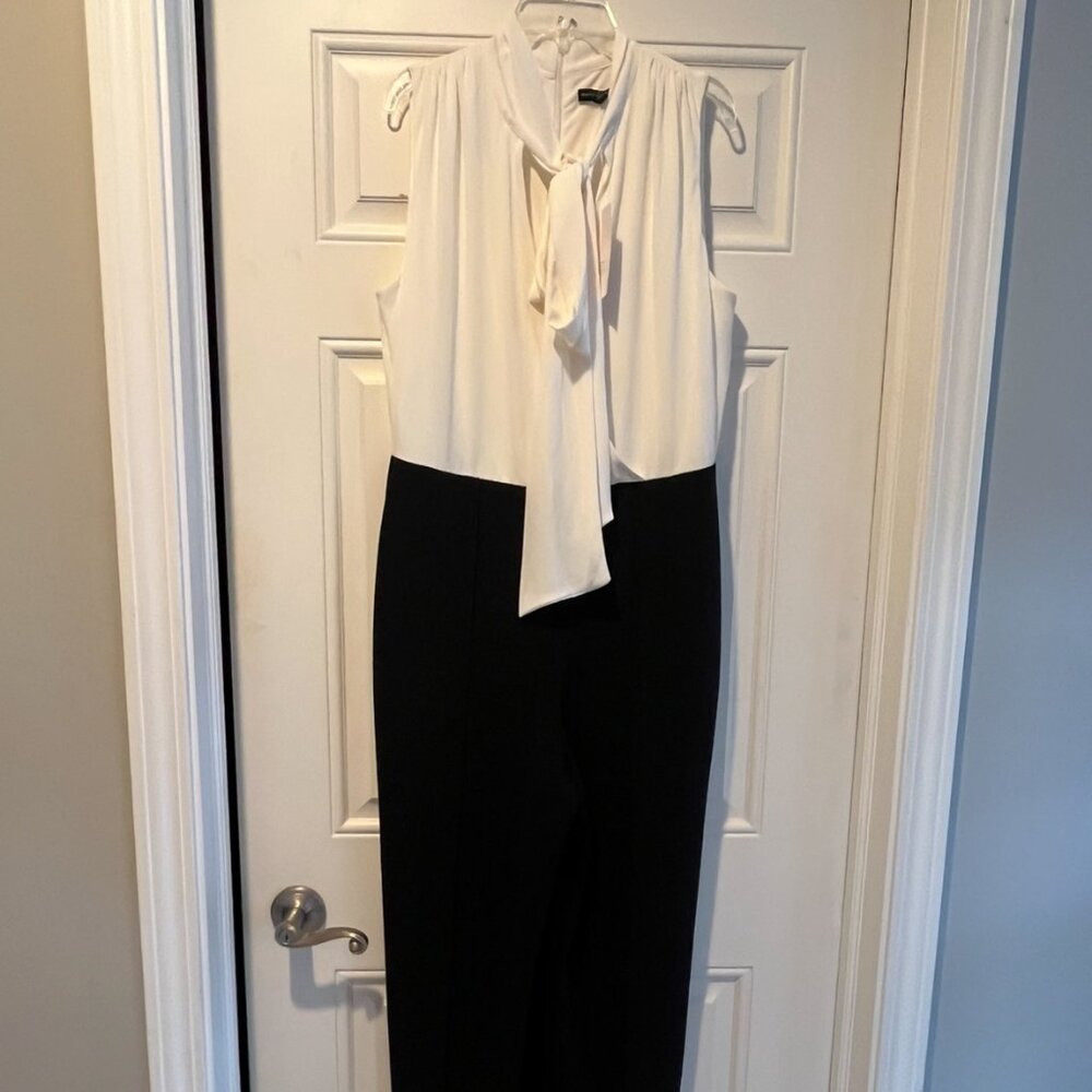 White House Black Market: Black and White Jumper. Size: US10